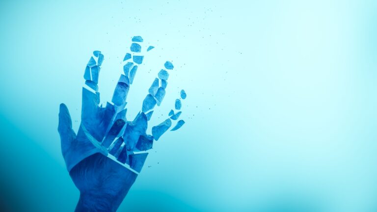 A blue hand with desintegrating fingers